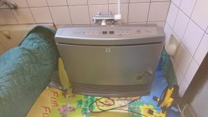 ファンヒーター内部を分解清掃してきました