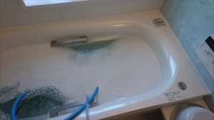 プロのハウスクリーニング業者の「一つ穴風呂釜配管洗浄」